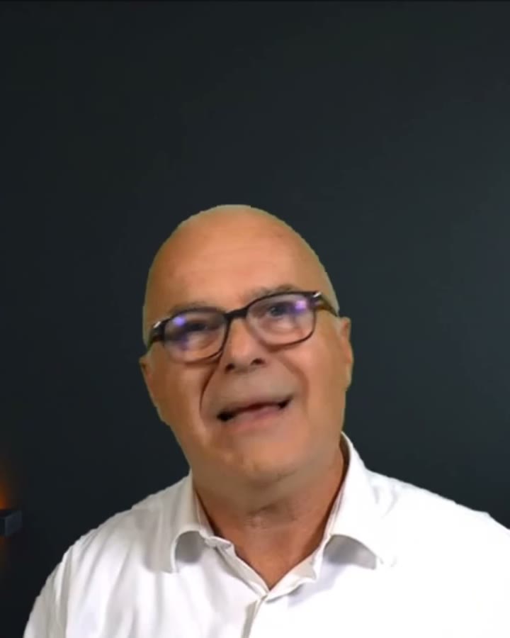 Federico Coppola parla guardando dritto in camera