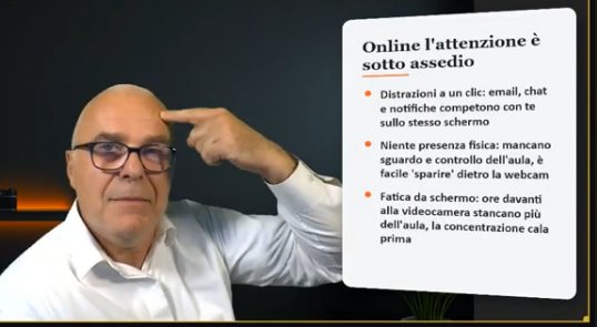 Federico indica la tempia guardando in camera; accanto, la slide «Online l’attenzione è sotto assedio»